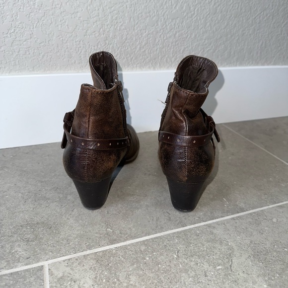 Brown ankle booties, inch inch and a half heel, size 7 super comfortable boot - Picture 2 of 4